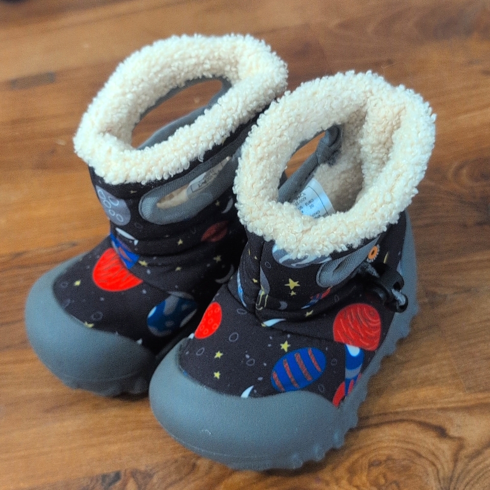 Like new condition Toddler Bogs winter boots size 4